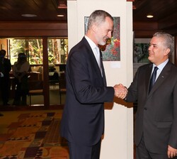 Don Felipe recibe el saludo del Presidente de la República de Colombia, Iván Duque, antes del encuentro que mantuvieron
